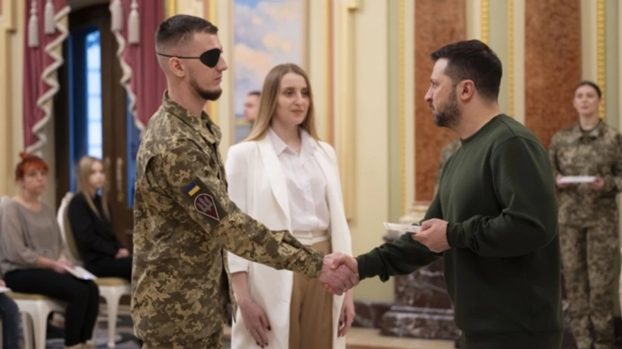 Зеленский вручил 30 сертификатов на квартиры Героям Украины и семьям погибших Героев