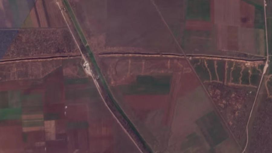 Russians set up double line of trenches in Crimea: satellite images