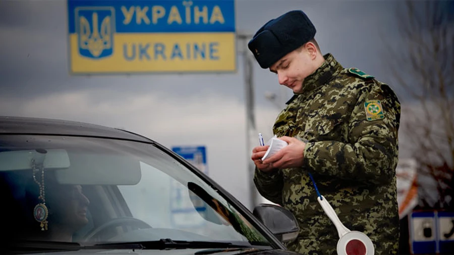 Запрет на выезд: пограничники рассказали, сколько чиновников завернули за месяц 