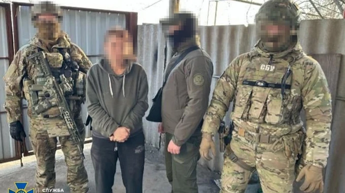 У Дніпрі агентка ФСБ шпигувала за потягами ЗСУ через камеру в шпаківні – СБУ