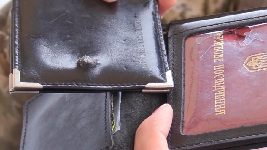 Обстріл на Донбасі: військового від поранення врятувало посвідчення у кишені