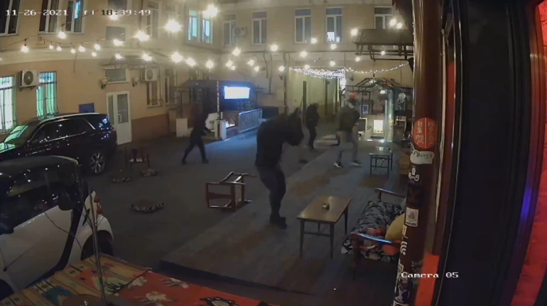 В Киеве ультраправые разгромили известный бар и избили охранников