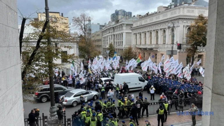 Возле Рады произошло столкновение участников акции и силовиков