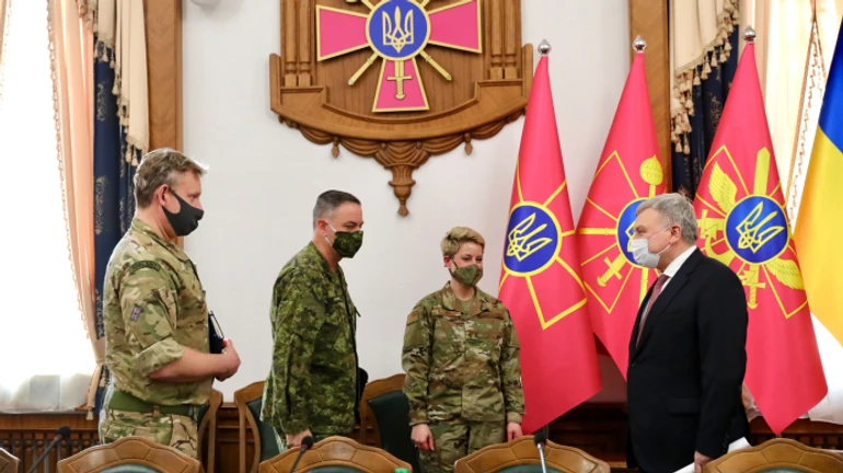 Посольство США після зустрічі з керівниками Міноборони: Ми уважно спостерігаємо за ситуацією