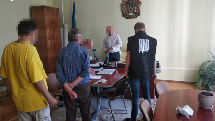 ДБР затримало чиновника Чернівецької ОДА: взяв відкат за тендер
