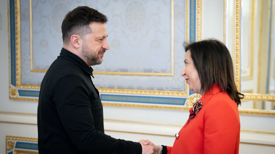 Zelenskyy discute fortalecimento da defesa aérea e programa SAFE com o ministro da defesa da Espanha