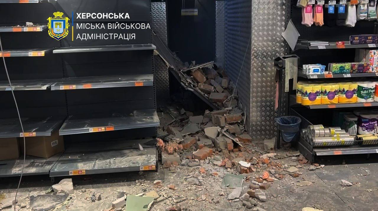 Окупанти вдарили по супермаркету у Херсоні: поранено дитину