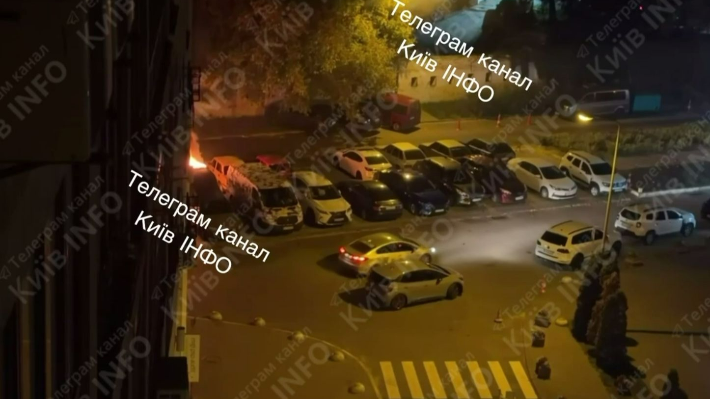 У Києві уламки БпЛА впали на автівки: виникло загоряння У Києві уламки БпЛА впали на автівки: виникло загоряння