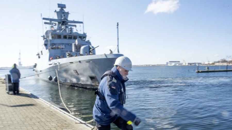 Как Дарт Вейдер: немецкий корвет зашел в порт Лондона под Имперский марш из Звездных войн