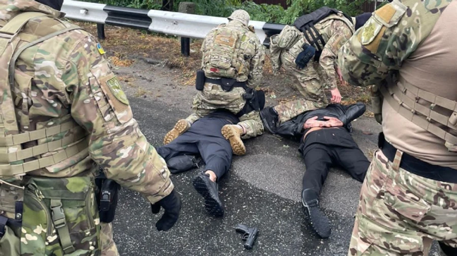 Вимагали кошти в батька загиблого військового: поліція затримала двох чоловіків