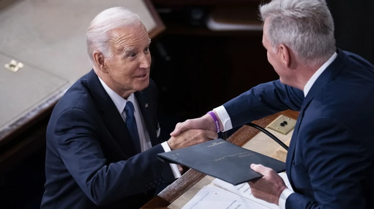 Чи зможе Байден уникнути дефолту США: деталі боргових переговорів влади з республіканцями