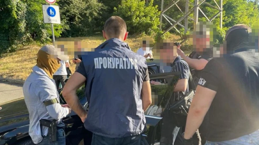 Ділки налагодили схему легалізації росіян в Україні: з працевлаштуванням у Києві та Львові