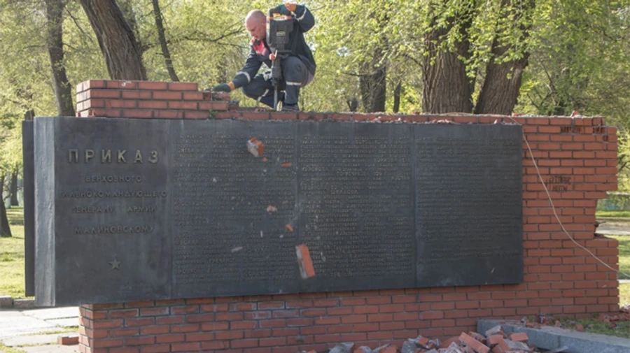 В Днепре убрали более десятка памятных знаков, связанных с СССР