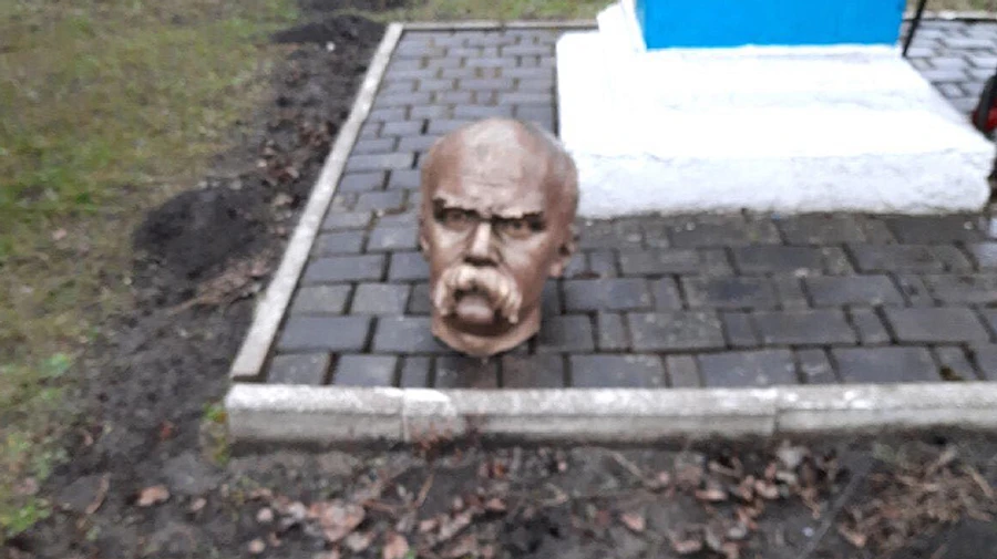 Вандалы отрезали голову Кобзарю в Ивано-Франковской области