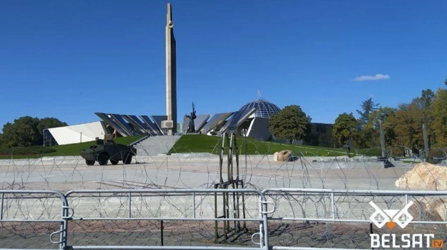 Протести у Мінську: в центр міста стягнули спецтехніку, станції метро закрили