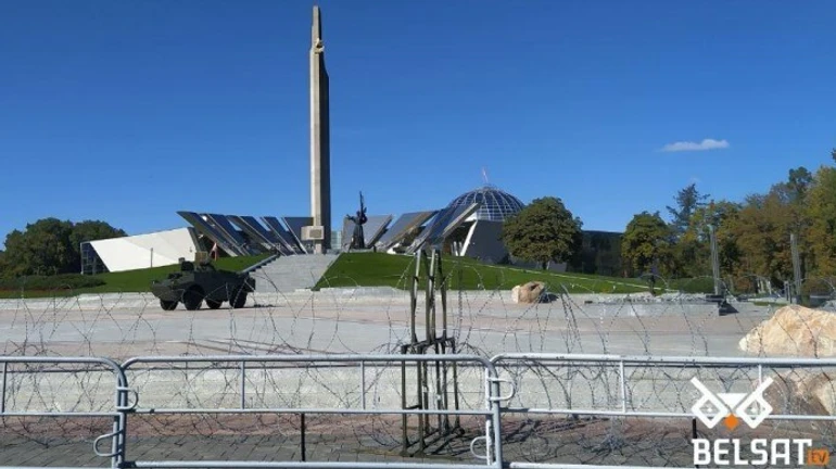 Протесты в Минске: в центр города стянули спецтехнику, станции метро закрыли