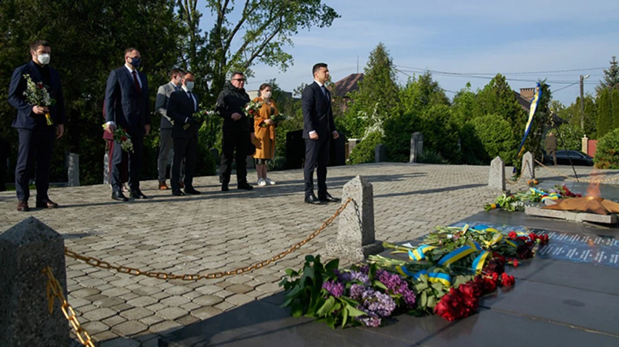 Президент уже встиг покласти квіти в Києві й на Закарпатті