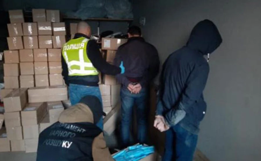 Небезпечний коронабізнес: у Києві під погрозою зброї вкрали 100 тисяч медичних масок
