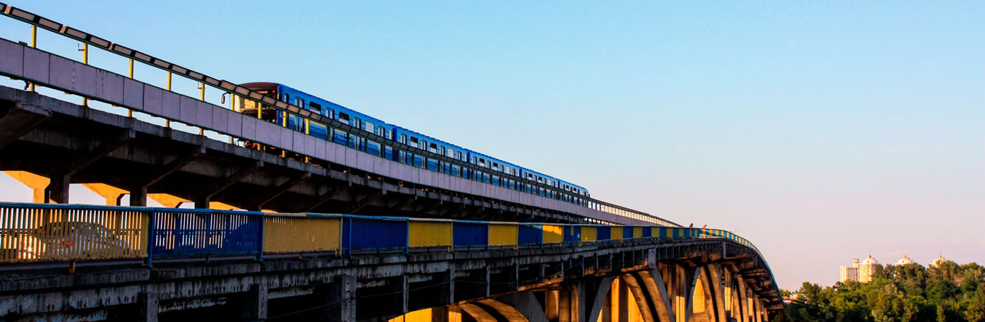 Озброєний чоловік погрожував підірвати міст в Києві. Його затримали. Хроніка