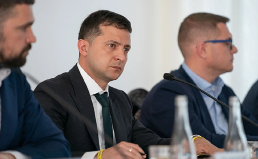 Зеленский разгромил силовиков из-за янтаря, потому что не помогают стране