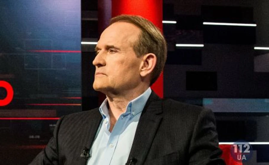 Медведчук ответил Порошенко, перед кем опускал голову