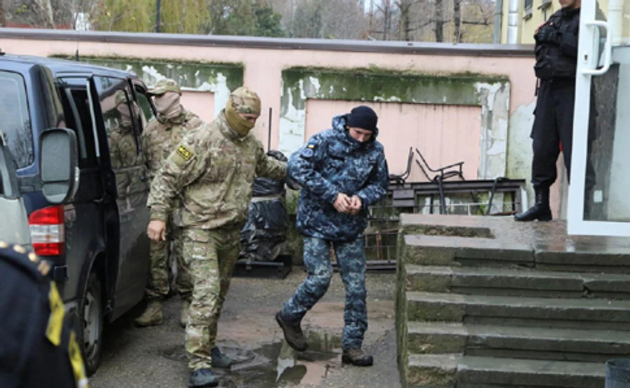 Трех раненых украинских моряков перевели из больницы в СИЗО