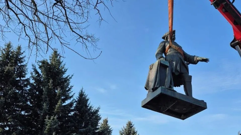 Peter the Great monument dismantled in Poltava – photos