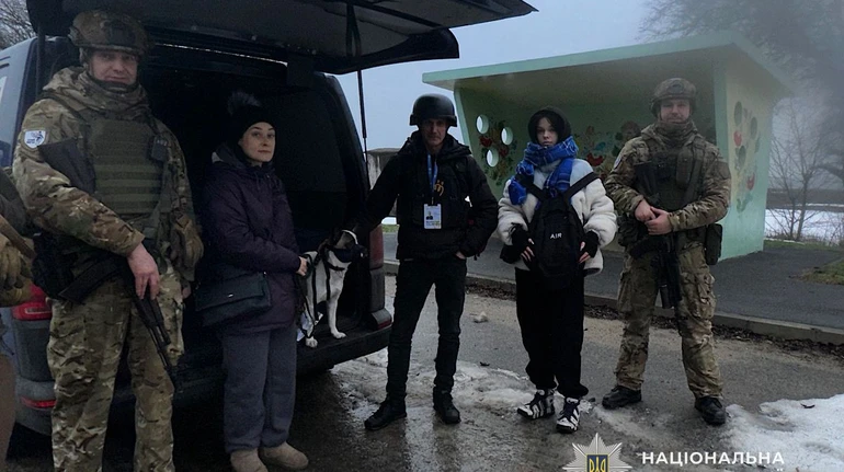 Повернулися з Волині за тваринами й речами: поліціянти повторно евакуювали родину з Нікополя