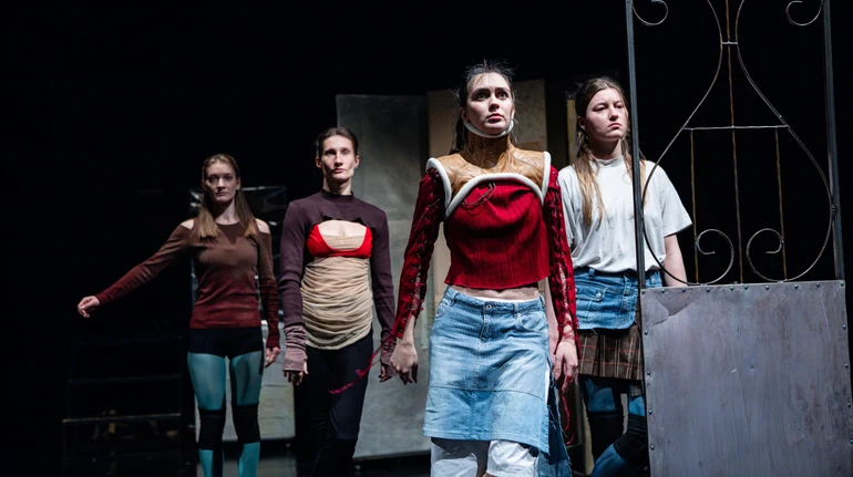 Театр дискомфорта: о спектакле Месячные в Молодом театре