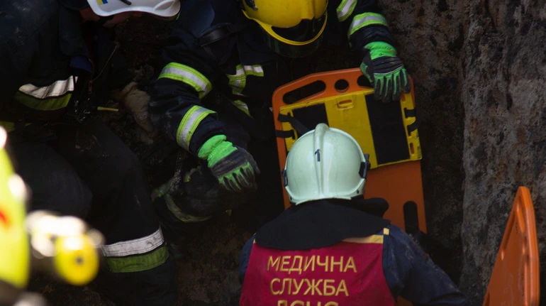 На Тернопільщині під час обвалу ґрунту загинув чоловік, засипало і рятувальників