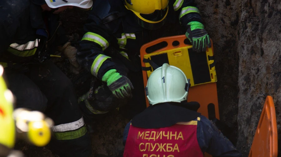 На Тернопольщине во время обвала грунта погиб мужчина, засыпало и спасателей