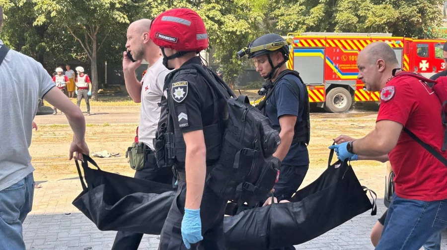 Росіяни завдали удару по Запоріжжю: є влучання в басейн та житловий будинок, 4 постраждалих