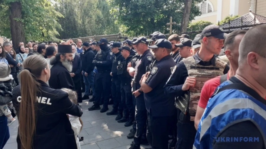 У Чернівцях сталися сутички між вірянами УПЦ МП та ПЦУ: поліція застосувала сльозогінний газ, є потерпілі