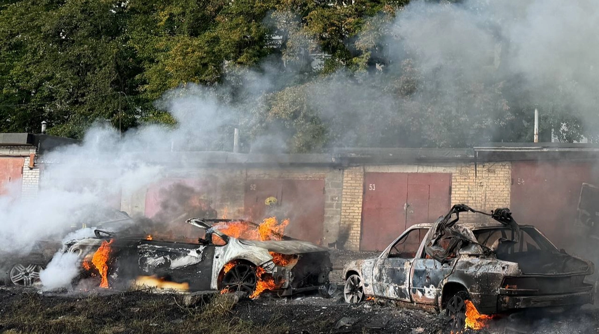 Russians attack Kyiv: two injured, cars on fire – photos