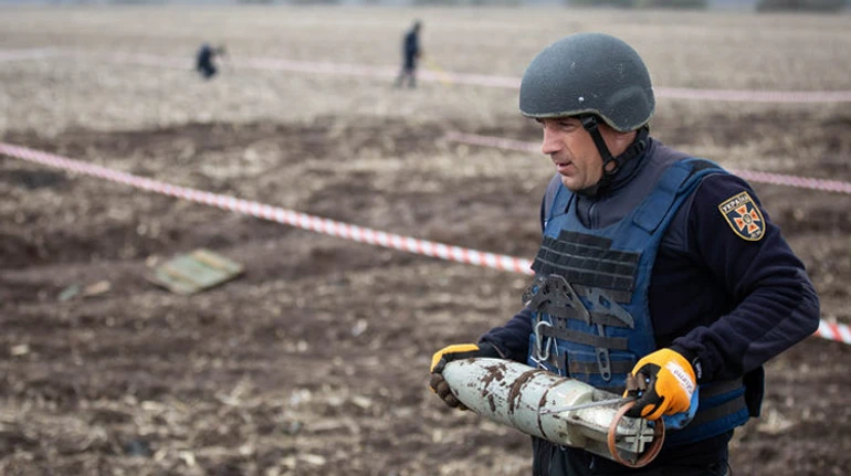 Десятки років та мільярди доларів. Коли розмінують українські поля та міста?