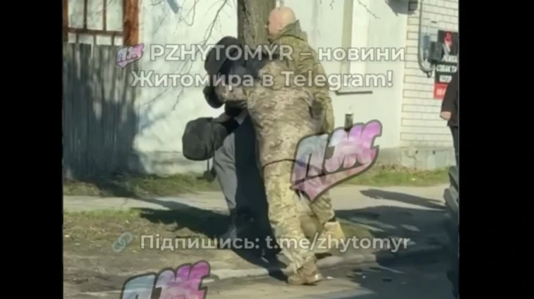 У ТЦК заявили, що в Житомирі чоловік, якого везли на ВЛК, застосував перцевий газ і втік 