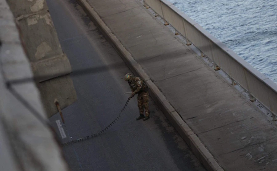 У Києві озброєний чоловік погрожує підірвати міст через Дніпро: рух перекрито