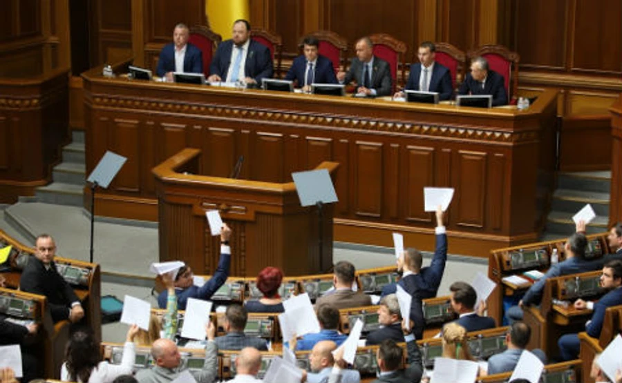 Рада направила на оценку КС инициативу Зеленского про законы от народа