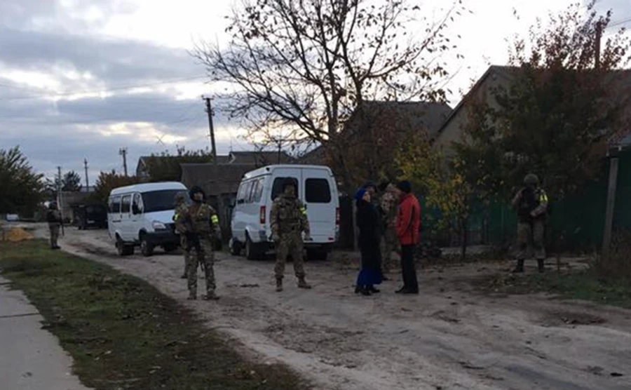 В Крыму оккупанты обыскали и задержали крымскотатарскую семью