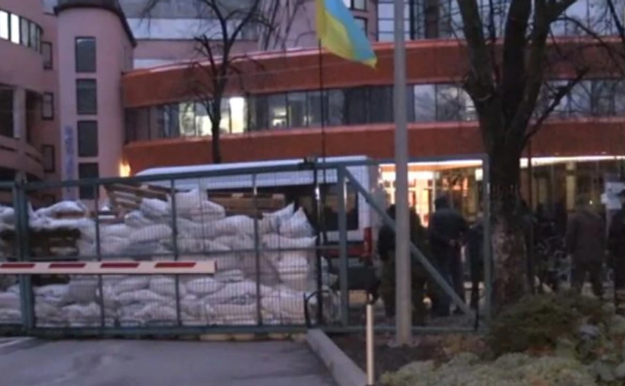 Под NewsOne блокировщики обустраивают быт, развели костер