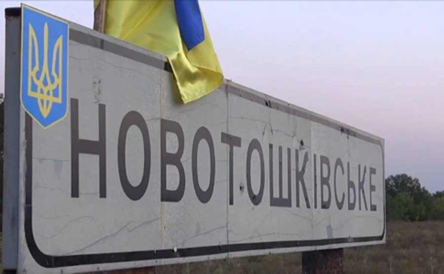 Штаб: Бойовики стріляють по всіх напрямках, 2 військових поранено 