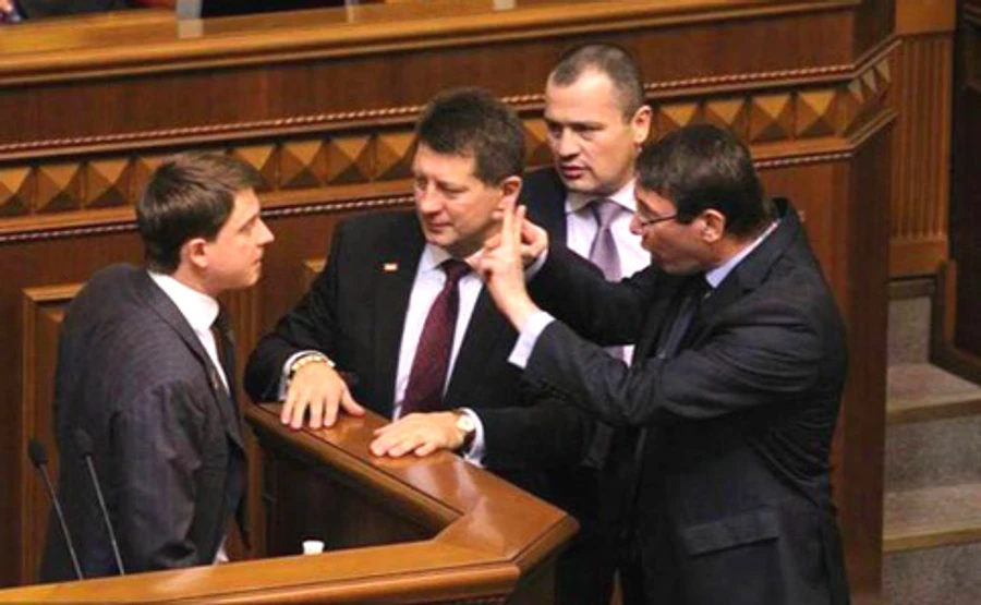 Луценко призвали наказать Долгого за фальсификацию выборов