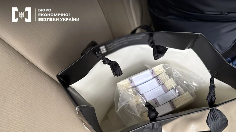 В Киеве двое молодчиков продавали фальшивые стодолларовые банкноты за полцены