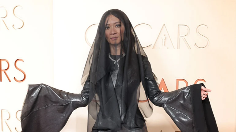 Режисерка Гамнету Хлої Чжао збирає кошти для зооволонтерів у Харкові