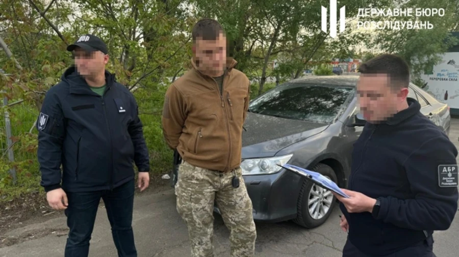 ДБР: Військовий вимагав гроші за допомогу з оформленням інвалідності матері бійця 