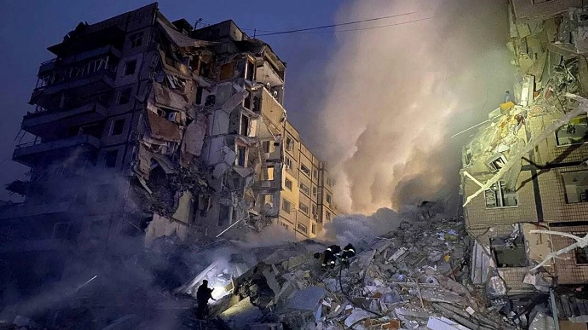 Yangilik boshlovchisi diktor tomonidan sikildi. Vagina va sik surati