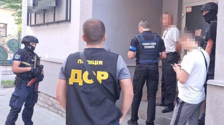 Полиция поймала 3 мошенников: разворовали более полумиллиона долларов Минобороны