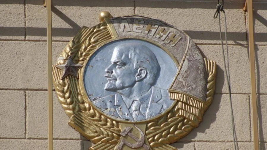 Прикрыли от глаз: в Одессе декоммунизируют железнодорожный вокзал