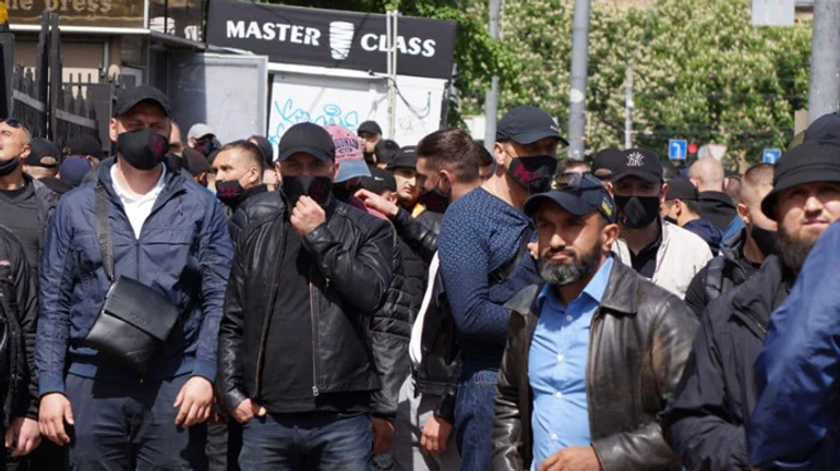 Апелляция Медвечука: под судом собрались спортивные молодчики, свободовцы и Кива