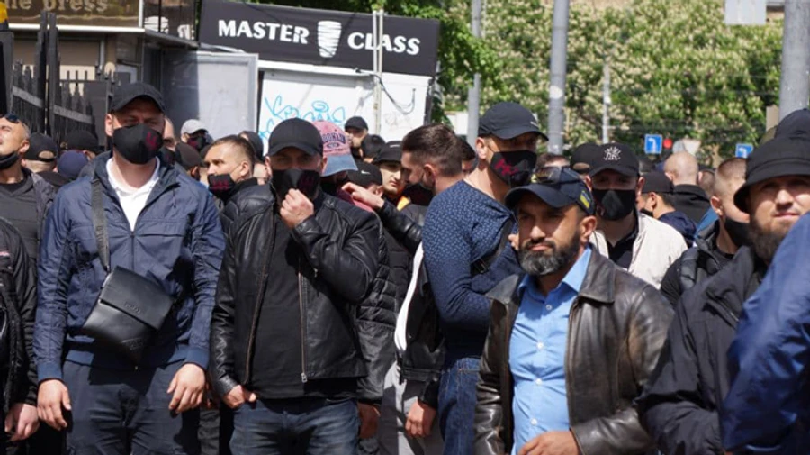 Апелляция Медвечука: под судом собрались спортивные молодчики, свободовцы и Кива